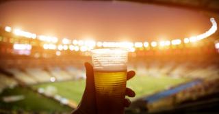 Pahar de unică folosință cu bere, pe un stadion de fotbal