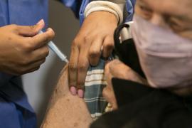 Bătrâni imunizați cu o doză de vaccin Pfizer de patru ori mai mare decât ar fi trebuit, în Australia