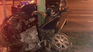 Rupt de beat, s-a încolăcit cu Touareg-ul pe stâlp, în Timișoara. Șoferul a ieșit din mașină teafăr și nevătămat