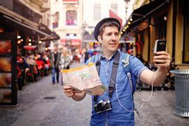 Un turist folosește serviciile de telefonie mobilă în timpul unui citybreak