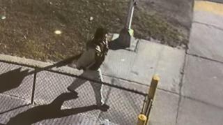 Imagini de pe camerele de supraveghere cu bărbatul suspectat că a furat mașina cu vaccinuri anti-COVID