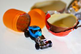 Un copil de 5 ani, din Maramureș, a murit de ziua lui înecat cu roata unei mașinuțe găsite într-un ou de ciocolată