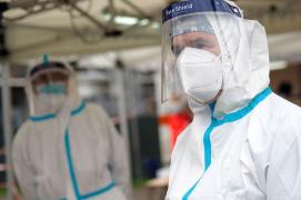 Peste 2,3 milioane de persoane ar fi murit, infectate cu coronavirus, de la începutul pandemiei