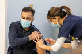 Mișcarea riscantă a Marii Britanii îi aduce acum beneficii enorme. OMS spune că Marea Britanie ar trebui să dea și altora din vaccinurile sale