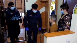 Aniversare specială pentru Darius, un băieţel din Dej care visează să devină jandarm când va fi mare. Copilul a avut parte de o surpriză chiar de la cei pe care îi admiră