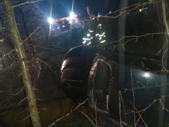 O femeie din Galaţi a rămas încarcerată, după ce maşina în care se afla s-a răsturnat într-o râpă