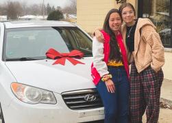 O tânără din SUA care se ducea cu bicicleta la serviciu, iarna, a primit cadou o maşină, câştigată de o colegă la tombola firmei