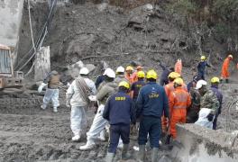 Echipajele de salvare intervin pentru recuperarea muncitorilor blocați într-un tunel, în urma tragediei din India