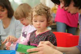 Copiii de grădiniță și de ciclu primar merg la școală și în scenariul roșu