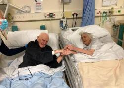 Căsătoriți de 70 de ani, doi bătrânei din Marea Britanie s-au ținut de mână și și-au luat rămas bun, înainte de a muri pe rând de Covid