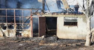 Bărbatul care s-a ales cu arsuri în incendiul din Adjud a refuzat să fie transportat la spital