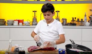 Chefi la cuţite. Un copil de 11 ani a reuşit să îi impresioneze pe cei trei chefi cu pasiunea sa pentru bucătărie