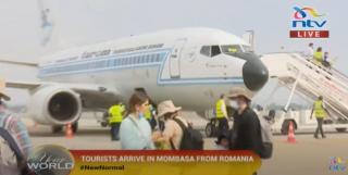 VIDEO O televiziune din Kenya a transmis în direct sosirea unui avion cu turiști români
