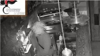 Românii prinşi la furat în Italia au interdicţie în a mai intra în ţara respectivă