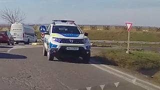 Momentul în care un polițist conduce autospeciala Poliției pe contrasens în Tecuci. L-au prins colegii lui