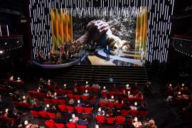 Protest fără precedent la premiile Cesar, în Franţa. O actriţă s-a dezbrăcat pe scenă, în sala Olympia din Paris