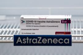 Un flacon cu doze de vaccin AstraZeneca