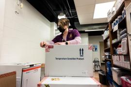 Cutie care conține mai multe flacoane de vaccin anti-Covid