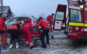 O fetiţă de 5 ani a căzut de la 7 metri înălțime, de pe acoperişul unei pensiuni din Rânca