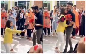 O tânără s-a așezat în genunchi, în campus, și l-a cerut în căsătorie pe iubitul ei