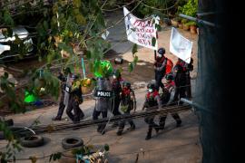 Forțele de orgine patrulează, înarmate, pentru a dispersa manifestanții, în Myanmar