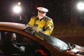 Poliţistul verifică actele unui şofer. Imagine ilustrativă