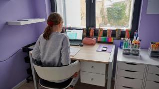 O fetiţă româncă din Italia a murit fulgerător la doar 14 ani, în fața calculatorului. Copila încerca să se conecteze la cursurile online