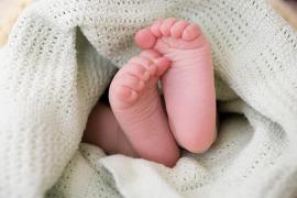 O adolescentă de 15 ani a născut în timp ce avea grijă de un copil. Mai târziu a aruncat nou-născutul la gunoi și a spus că e o păpușă