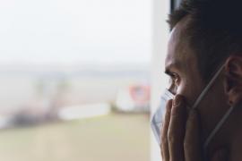 Bătut cu pumnii şi picioarele, după ce l-a atenţionat pe un bărbat din Tulcea că nu poartă mască de protecţie în magazin