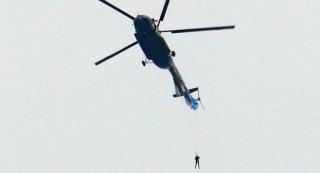 La un pas de tragedie: Parașuta unui soldat rus a rămas agățată de elicopterul din care tocmai sărise