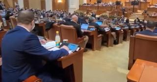 Mai mulți parlamentari de la PSD și AUR au fost prinși în timp ce votau la două mâini