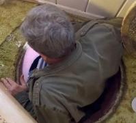 Soțul lui Jennifer a decis să examineze tunelul din podeaua dormitorului său