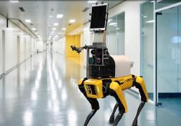 Robotul cu patru picioare este conceput pentru a ajuta la evaluările medicale, având ataşat o cameră video