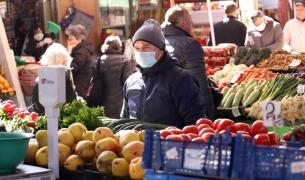 Distanțarea socială și purtarea măștii ar putea dura ani de zile: "Oamenii s-au obișnuit cu aceste restricţii, pot trăi cu ele"