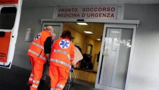 Tănără româncă, înjunghiată de propria fiică în Italia. Copila de 14 ani a atacat-o pe femeie după ce şi-a încuiat surorile în baie