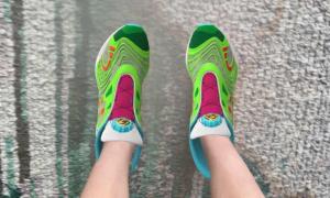 O pereche de pantofi sport purtați prin realitate augumentată