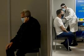 Persoane vaccinate la un centru de vaccinare din Atena
