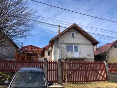 Un tânăr şi-a ucis mama cu mai multe lovituri de topor. Oroare în comuna Baciu din Cluj