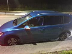 Volkswagen albastru, fără cauciucuri