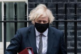 Premierul Boris Johnson nu exclude ideea ca unele puburi să le ceară clienţilor prezentarea certificatelor de vaccinare