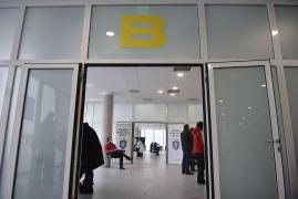 Persoane care își asteapta randul la vaccinare impotriva COVID-19