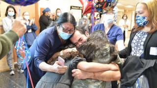 Momentul emoționant în care un tată își îmbrățișează fiicele pentru prima dată, după luni de coșmar într-un spital Covid-19 din New York