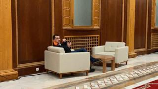 Ministrul Sănătăţii, Vlad Voiculescu, a fost fotografiat, luni, fără mască de protecţie Covid-19 pe holurile Parlamentului