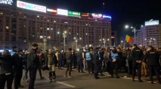 VIDEO. Proteste cu mii de oameni în București și în țară față de noile restricții. În Galați, protestatarii au aruncat cu pietre în jandarmi