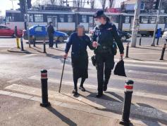 Doamna Maria, o bătrânică de 91 de ani, ajutată de jandarmii din Bucureşti să regăsească drumul spre casă, după ce s-a rătăcit