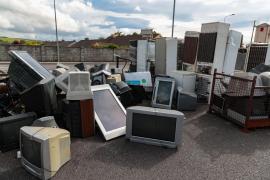 Deșeuri electrice, depozitate la un centru de colectare