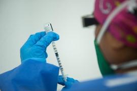 CDC: Dovada că persoanele vaccinate transmit “foarte rar” virusul. Pfizer și Moderna au o eficiență de 90%