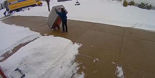 Cel mai ghinionist curier: A scăpat frigiderul chiar înainte de livrarea la casa clientului din Ohio