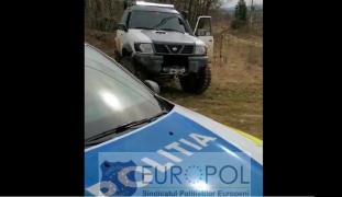 Poliţişti, înjurați și ameninţați cu un topor