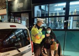 Şi-a uitat geanta în autobuz şi a apelat la primul echipaj de poliţie pe care l-a găsit. Bucureşteanca a primit în final cel mai frumos cadou de 8 martie